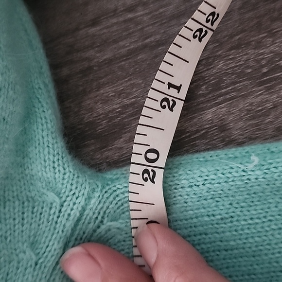 Forever 21 Mint Green Sweater with Gray Lip Print Sz L - Picture 7 of 8